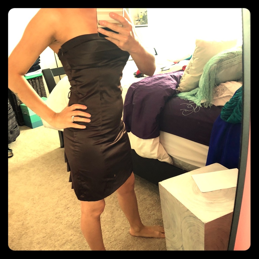 Midi brown dress with ruffled back